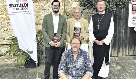 Freude über die gelungene Premiere: Joachim Rathke (vorne), Kulturreferent Markus Langthaler, Autor Felix Mitterer, Abt Reinhold Dessl (v. l. n. r.).  