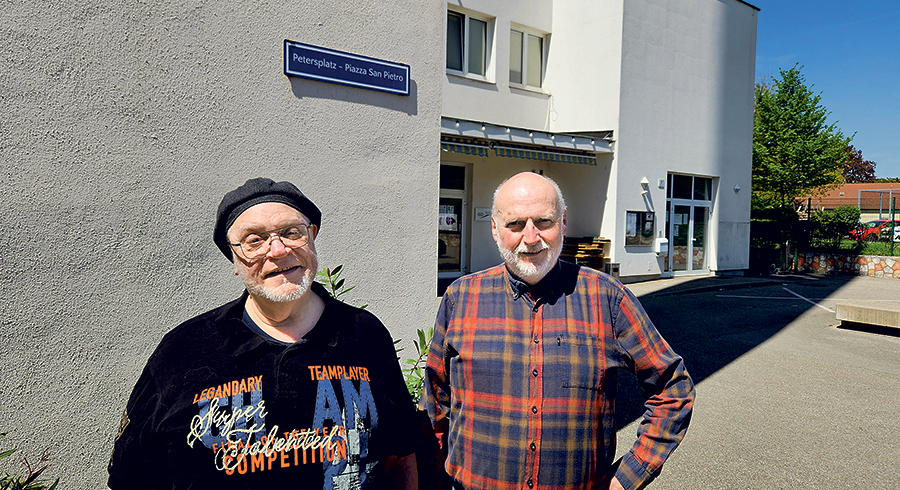 Treffen zweier Freunde: Franz Zeiger (links) und Hubertus Lürbke auf dem „Petersplatz“ der Pfarrgemeinde in Linz-Spallerhof. / KIZ/PS Treffen zweier Freunde: Franz Zeiger (links) und Hubertus Lürbke auf dem „Petersplatz“ der Pfarrgemeinde in Linz-Spallerhof.