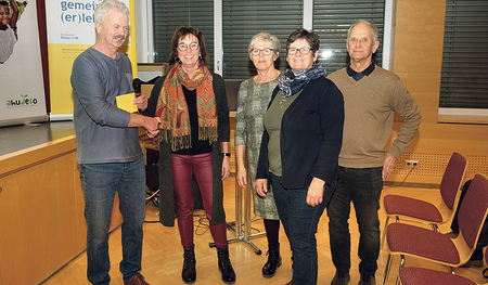 Von links: Max Groiß, Josefine Schatzl (Eine-Welt-Kreis Timelkam), Margarete Gebhart (Obfrau Goldhaubengruppe Timelkam), Renate Hangler (Eine-Welt-Kreis  Timelkam) und Hans Staufer.  