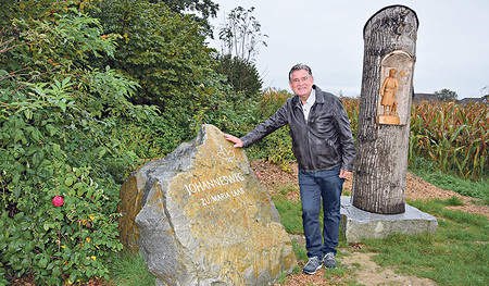 Johannes Neuhofer, Hautfacharzt, beim „Portal“ des Johanneswegs zu Laab, der in unmitelbarer Nähe der Straße beginnt, die von Naarn nach Mitterkirchen führt (der Parkplatz befindet sich zwischen der Kirche Maria Laab und dem Johanneshof).