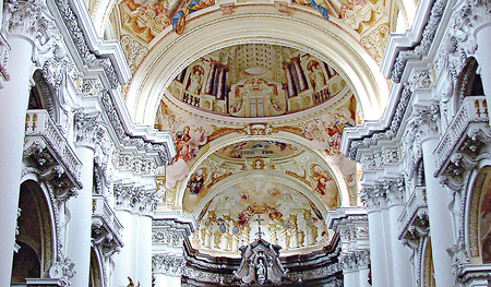 Blick in die Stiftskirche St. Florian: Erstmals bedeckte die Malerei das ganze Gewölbe. Baubeginn war 1686.