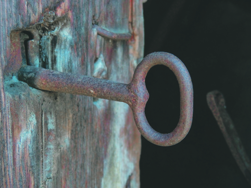 „Auch eine schwere Tür hat nur einen kleinen Schlüssel nötig“ (Charles Dickens):  Gebet und Vertrauen sind Schlüssel, die auch fest verschlossene Türen öffnen können.  