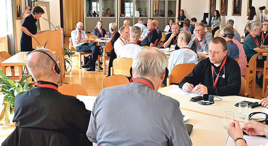 Dekanin Klara Csiszar beim Vortrag in der Linzer „Synodenaula“ im Priesterseminar. Im Hintergrund die Übersetzungskabinen für Italienisch, Englisch, Deutsch und Französisch.