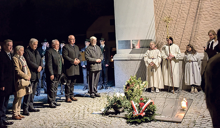 Gedenken vor dem Denkmal für die Opfer des fremdvölkischen Kinderheims. 