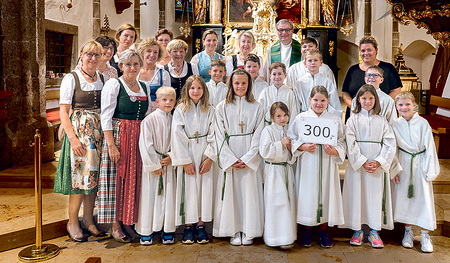 Bei der Spendenübergabe an die Losensteiner Ministrant:innen-Schar.  