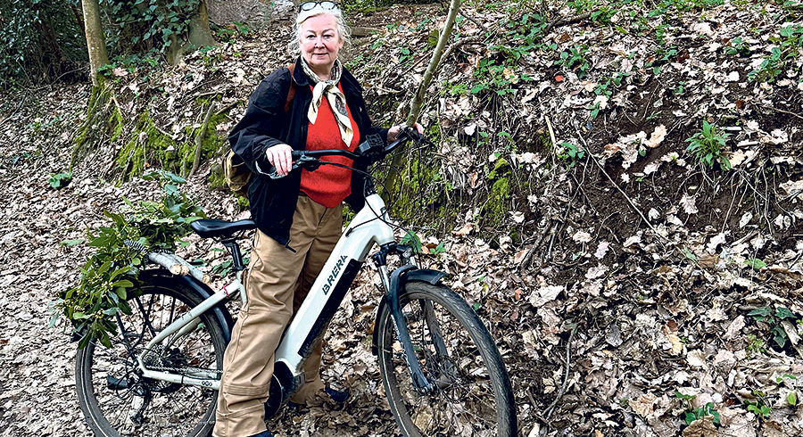 Iris Andraschek machte sich auf den Weg: hier in Rom beim Sammeln der Hölzer für den Pilgerstab der Pfarre Urfahr-St. Junia. / Andraschek Iris Andraschek machte sich auf den Weg: hier in Rom beim Sammeln der Hölzer für den Pilgerstab der Pfarre Urfahr-St. Junia.