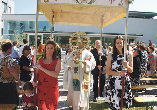 Fronleichnamstag 2007 (7. Juni 2007), Gottesdienst am Kirchenplatz, Prozession, Himmel, Himmeltr?gerinnen Rebecca Mair und Birgit Heindler, Himmeltr?ger Friedrich Frasl, Max Sztanyek, Pfarrer Zarko Prskalo, Monstranz, Pfarrheim