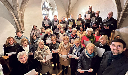 Proben, proben, proben, dann geht alles gut: Der Kirchenchor Grünbach und sein Chorleiter Simon Altkind (ganz rechts) brachten am 25. Dezember die Missa brevis in Es-Dur des Chorleiters und Komponisten zur Aufführung.  