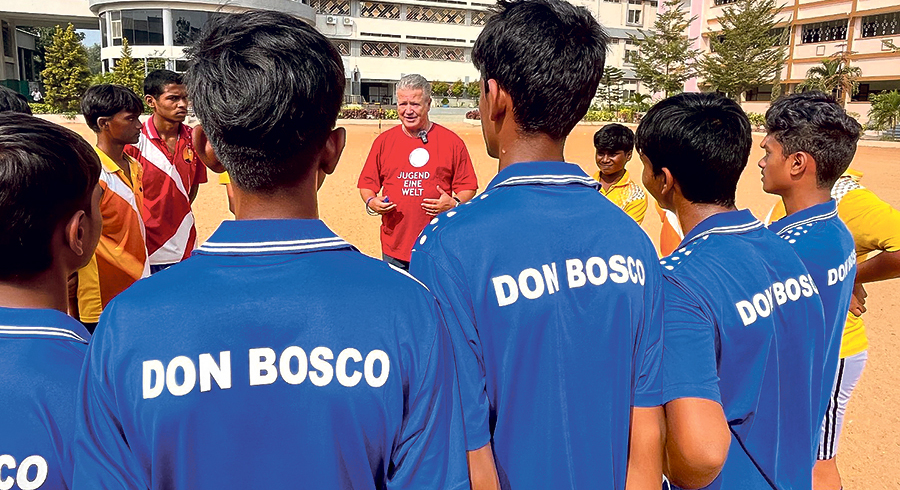 Gerald Lachmair (Bild Mitte) half in Indien mit, das Fußball-Training professionell zu organisieren. / Jugend Eine Welt Gerald Lachmair (Bild Mitte) half in Indien mit, das Fußball-Training professionell zu organisieren.
