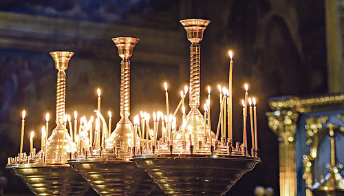 Das Licht der Kerzen ist ein Zeichen des wachen Ausharrens.  