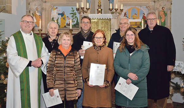 Das Seelsorgeteam von Taiskirchen mit dem Leitungstrio der künftigen Pfarre Ried im Innkreis.   