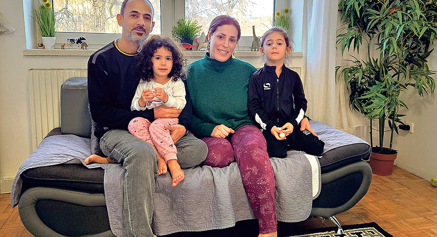 Furqan und Hadeer hoffen, dass sie dauerhaft bleiben können. Im Bild sind ihre beiden Töchter, fünf und drei Jahre alt. Der älteste Sohn ist nicht am Bild, weil er beim Besuch der Kirchenzeitung gerade in der Schule war. / Kiz/PS Furqan und Hadeer hoffen, dass sie dauerhaft bleiben können. Im Bild sind ihre beiden Töchter, fünf und drei Jahre alt. Der älteste Sohn ist nicht am Bild, weil er beim Besuch der Kirchenzeitung gerade in der Schule war.