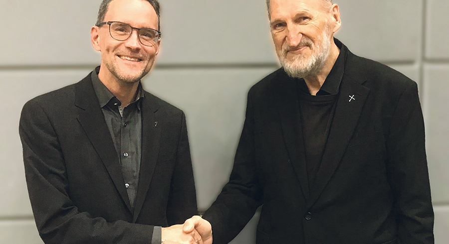 Dompropst Willi Vieböck (rechts) übergab dem neuen Herausgeber der Kirchenzeitung, Domkapitular Michael Münzner, mit der Kirchenzeitung ein gut bestelltes Haus. / Heinz Niederleitner Dompropst Willi Vieböck (rechts) übergab dem neuen Herausgeber der Kirchenzeitung, Domkapitular Michael Münzner, mit der Kirchenzeitung ein gut bestelltes Haus.