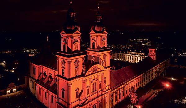 Das Stift St. Florian setzt mit der roten Beleuchtung ein Zeichen gegen die weltweite Christenverfolgung. Die Farbe Rot steht für das Blut der getöteten Christen.    