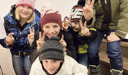 Die Gosauer Erstkommunionkinder erkunden  gemeinsam ihre Pfarrkirche.   