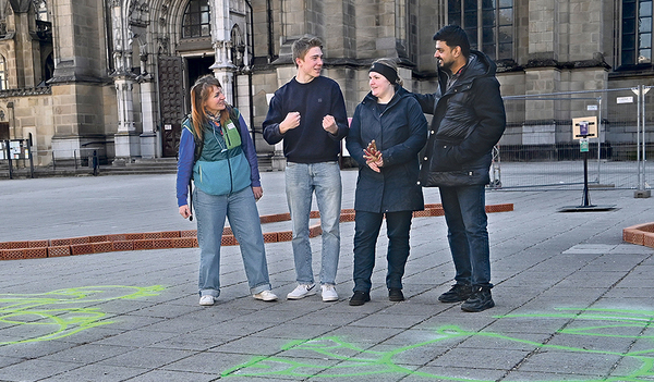 Vertreter:innen der Katholischen Jugend am Domplatz vor der Installation, die die Themen Streit und Versöhnung behandelt.  