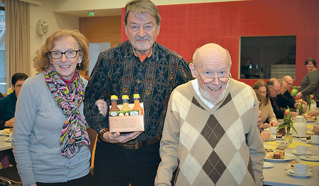 Berthold Müller (rechts) mit befreundetem Paar: Dem Wunsch des Jubilars gemäß kamen die Geschenke in eine Schatztruhe zugunsten der Restaurierung der historischen Wandlungsglocke.