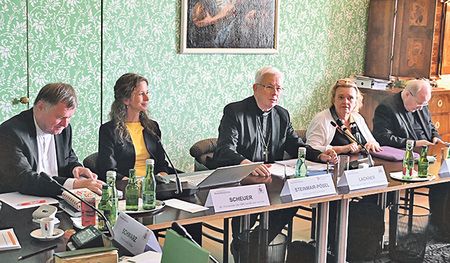 Beratungen der Bischofskonferenz in Mariazell über Synodalität: Bischof Manfred Scheuer, Petra Steinmair-Pösel, Erzbischof Franz Lackner, Regina Polak, Kardinal Christoph Schönborn (von links). 