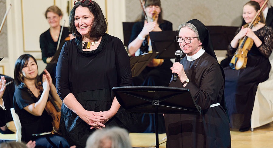 Die Mitinitiatorin des Ortes der Begegnung Sr. Barbara Lehner, Generaloberin der Elisabethinen, und die Leiterin des elisabethinischen Kulturtreffpunkts Agnes Retschitzegger (links stehend).  