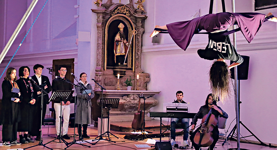 Eine Luftakrobatik-Performance war Teil des queeren Kreuzwegs. / © Diözese Linz / Vorname Nachname Eine Luftakrobatik-Performance war Teil des queeren Kreuzwegs.