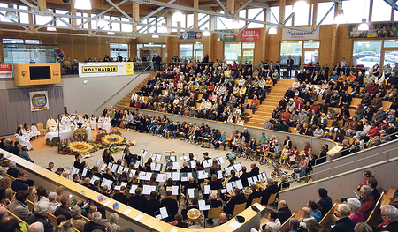 Blick in die Arena der Versteigerungshalle von Freistadt.      / Pfarrgemeinde Freistadt Blick in die Arena der Versteigerungshalle von Freistadt.