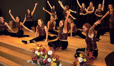 Tanzeinlage von Schülerinnen der BAfEP beim Festakt.     /  Don Bosco Schulen Vöcklabruck Tanzeinlage von Schülerinnen der BAfEP beim Festakt.