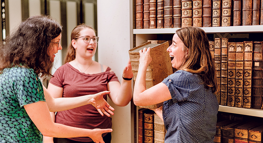 Frauen engagieren sich auf vielfältigste Weise in der Kirche (hier in der Diözesanbibliothek), auch wenn es Momente gibt, die es für sie schwierig machen, zu bleiben. / © Diözese Linz / Frauenkommission / Laurenz Kaiser Frauen engagieren sich auf vielfältigste Weise in der Kirche (hier in der Diözesanbibliothek), auch wenn es Momente gibt, die es für sie schwierig machen, zu bleiben.
