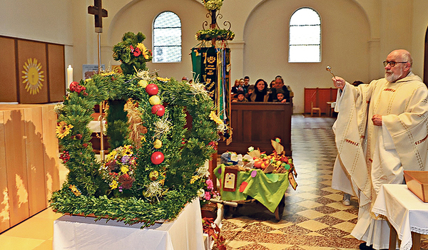 Zum Erntedankfest gehören die Erntekrone.   