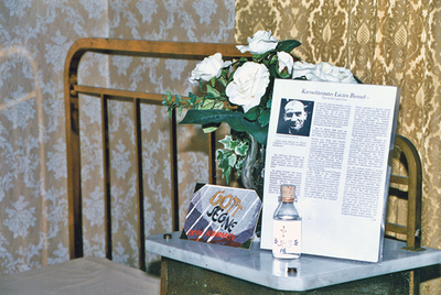 Das Sterbezimmer von P. Jaques bei den Elisabethinen in Linz – zu seinem Gedenktag mit Blumen geschmückt – ist heute ein Gästezimmer des Klosters.   