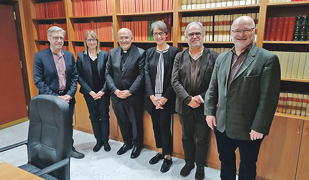 Vorbereitungstreffen: Das DIALOP-Team mit Walter Baier (li.), Kardinal José Tolentino de Mendonca (3. v. li.), Fokolarmitglied Franz Kronreif aus Wien (re.), einer der Koordinatoren von DIALOP, die bewundernswerte Zähigkeit und Geduld auszeichnet.  