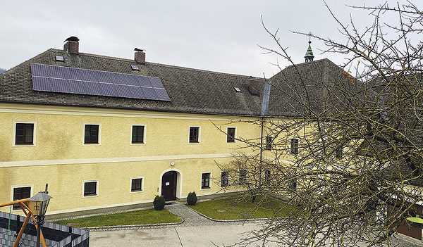Photovoltaikanlage auf der Rückseite des alten Pfarrhofs in Steinbach an der Steyr.   