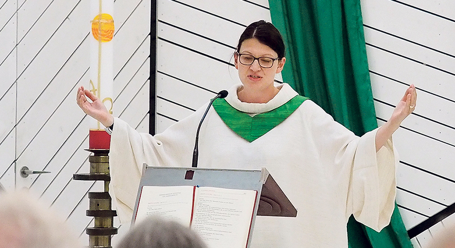 Silvia Aichmayr, Betriebsseelsorgerin der Voestalpine Linz, feiert Wort-Gottesdienst. / Diözese Linz / Frauenkommission / Franz Litzlbauer Silvia Aichmayr, Betriebsseelsorgerin der Voestalpine Linz, feiert Wort-Gottesdienst.
