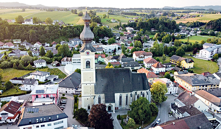 Die Kirche von Vöcklamarkt wird wegen der imposanten Größe Vöckla-Dom genannt.  