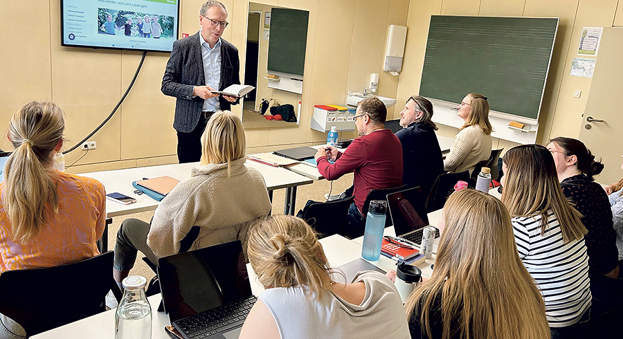 Werner Urbanz im Hörsaal. / Pädagogische Hochschule Werner Urbanz im Hörsaal.