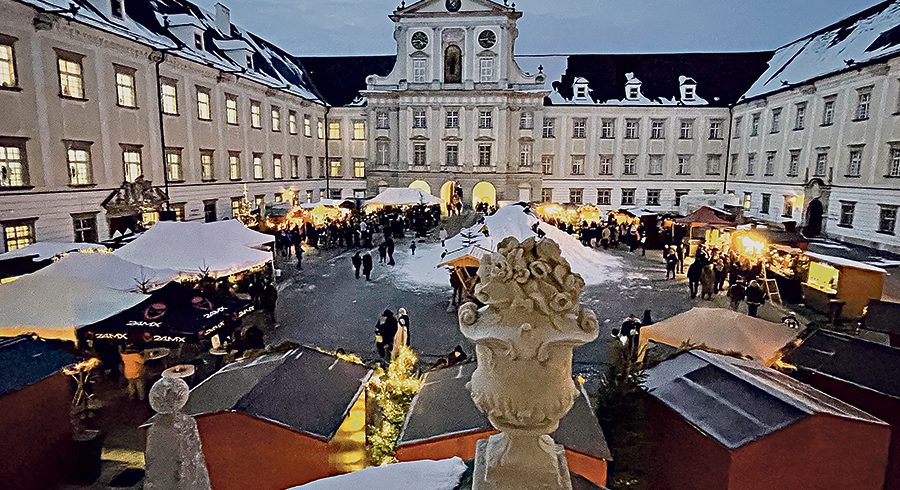 Blick auf den Adventmarkt im Stift Kremsmünster. 				               