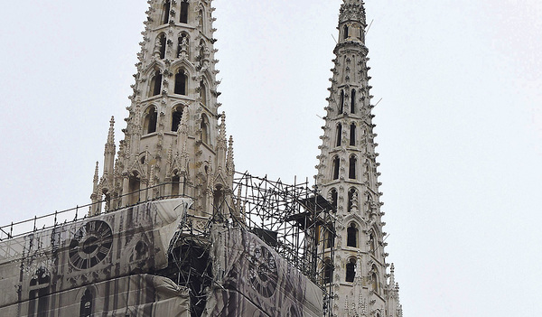 Durch zwei Erdstöße in Kroatiens Hauptstadt Zagreb stürzte eine der Turmspitzen von der Kathedrale, dem Wahrzeichen der Stadt. 