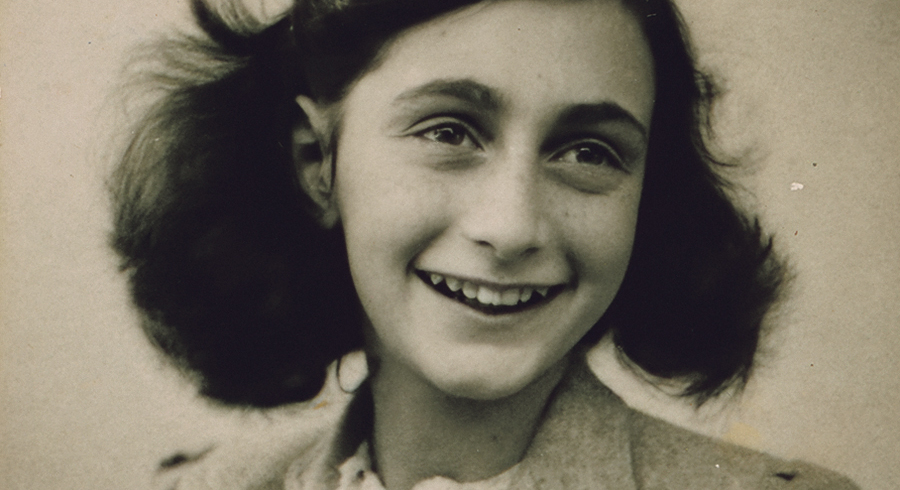 Porträtfoto von Anne Frank im Jahr 1942.  