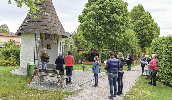 Treffen mit bis zu zehn Personen sind derzeit erlaubt. Das gilt einstweilen auch für Maiandachten – wie bei der Kapellenweg-Kapelle in Kirchdorf/Krems.