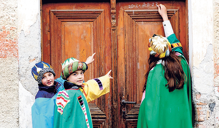 Sternsinger:innen „taggen“ jede Tür.  