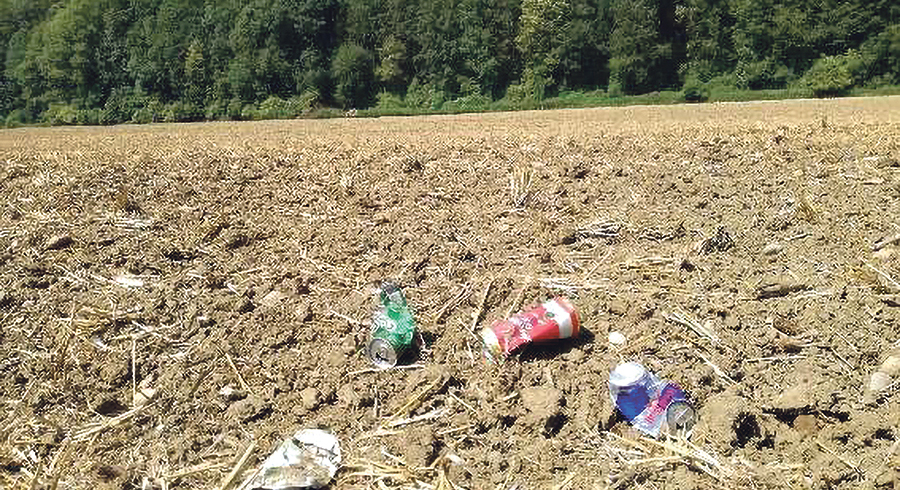 Landwirt:innen in Oberösterreich kämpfen wiederholt mit dem Diebstahl ihrer Feldfrüchte, wie Mais, Kartoffeln oder auch Kürbisse. Zudem werfen vor allem entlang von Straßen oder in Ausflugsgegenden manche Menschen ihren Müll achtlos in Feld, Wiese un