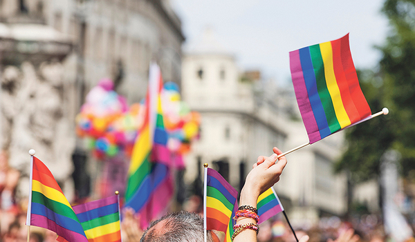 Der Regenbogen ist ein Symbol für den Pride Month.