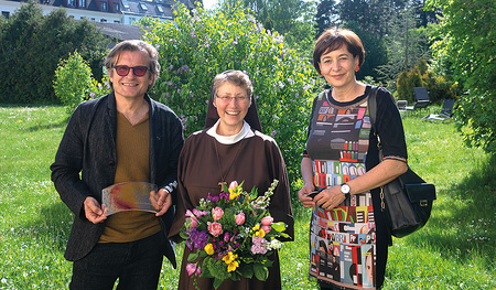 Die Klaraschwestern in Bregenz erhielten einen der vier Preise der Orden. Äbtissin Sr. Rita-Maria Schmid mit dem Künstler Marbod Fritsch und Laudatorin Eva Maria Kaiser.