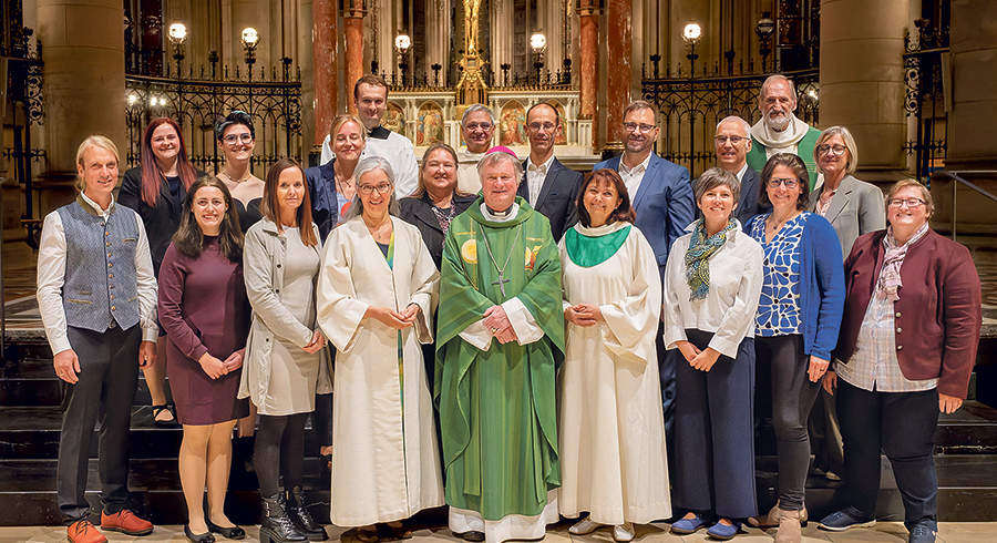 Gruppenbild von der Sendungsfeier im Linzer Mariendom.      