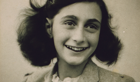 Porträtfoto von Anne Frank im Jahr 1942.  