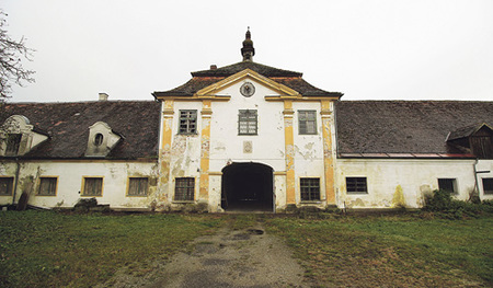 Der alte Meierhof ist baufällig. Die Barockfassade benötigt dringend eine Sanierung.  