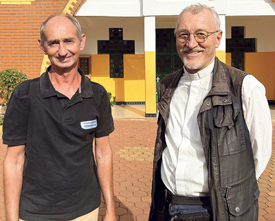 Andreas Reumayr (links), Leiter der Missionsstelle, auf Projektbesuch bei Missionar Hans Humer vor der von ihm geplanten und erbauten Kathe­drale von Kayanga, Tansania.  