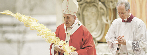 Unter Ausschluss der Öffentlichkeit: Am Palmsonntag hielt Papst Franziskus während der Messe im Petersdom einen goldfarbenen Palmzweig. 