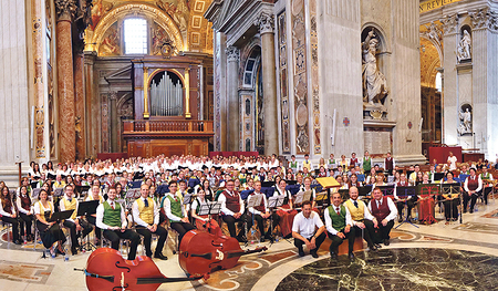 Musiker:innen aus Oberösterreich gestalteten einen Gottesdienst im Petersdom.  