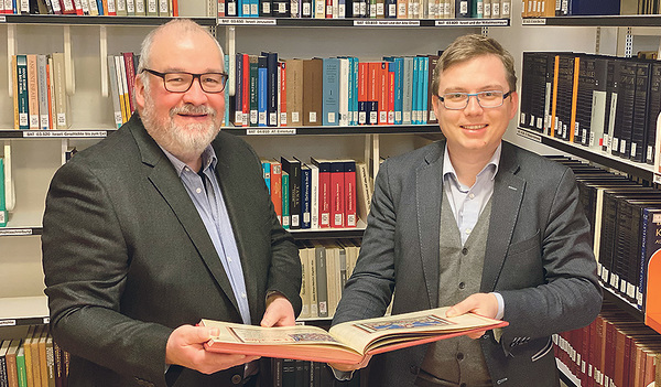 Direktor Ingo Glückler  (links) ist der Gesamtleiter der neu geschaffenen Diözesanbibliothek, Markus Bürscher (rechts) leitet den Standort an der Pädagogischen Hochschule.  