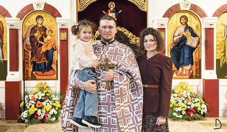 Der neu geweihte Priester Nemanja Mićić mit seiner Frau Jelena und seiner Tochter Sofija.  